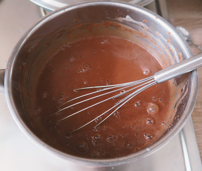Veganes Schokoladeneis ohne Eismaschine - zuckerfrei extra cremig aus 5 Zutaten