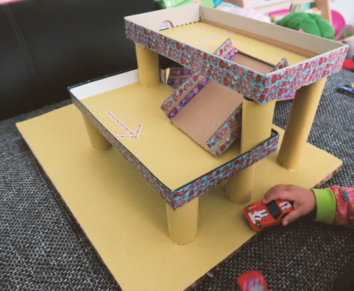 Nachhaltiges Spielzeug selbst machen - ein Parkhaus aus Pappe