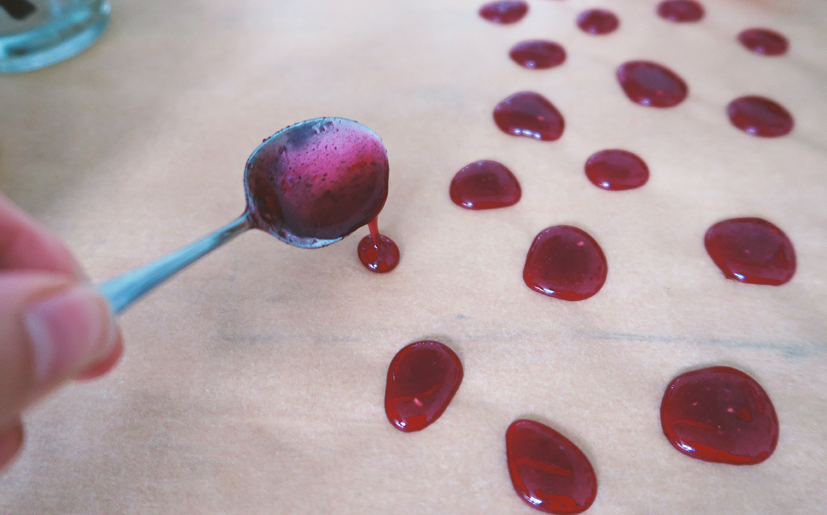 Rezept für fruchtige Bonbons selber machen: Kleine Bonbons-Kleckse (Drops) auf ein Backpapier tröpfeln