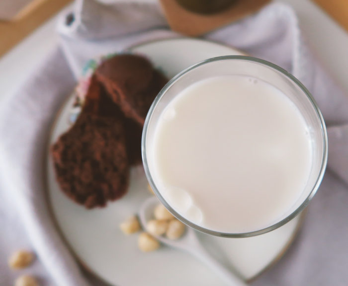 Rezept: Einfach, schnell & günstig Haselnussmilch selber machen + haltbar machen
